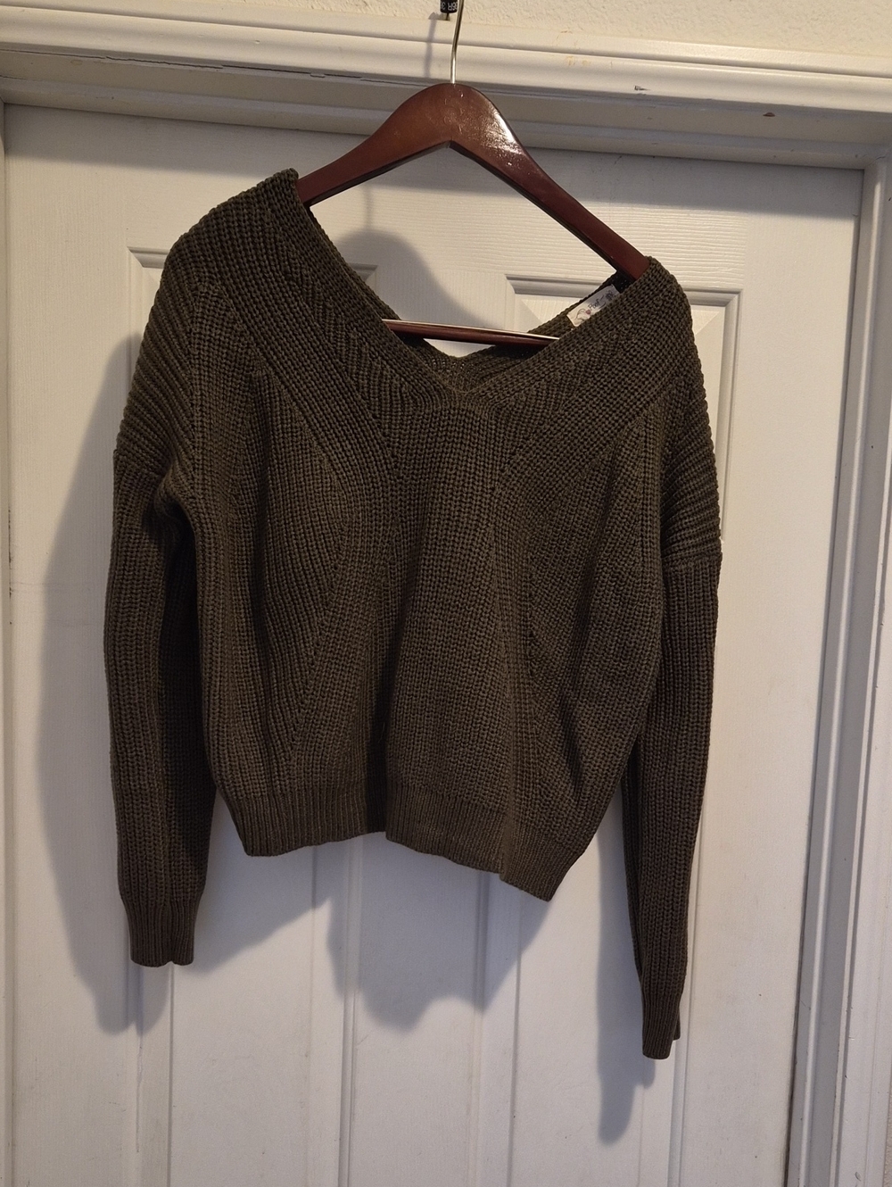 Cozy V‑Neck Chunky Knit Sweater in Olive